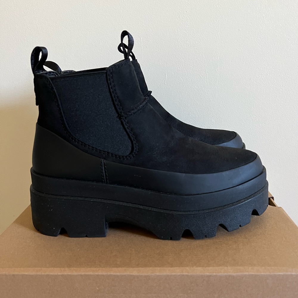 UGG Waterproof Chelsea Brisbane Boot Size 8 Black